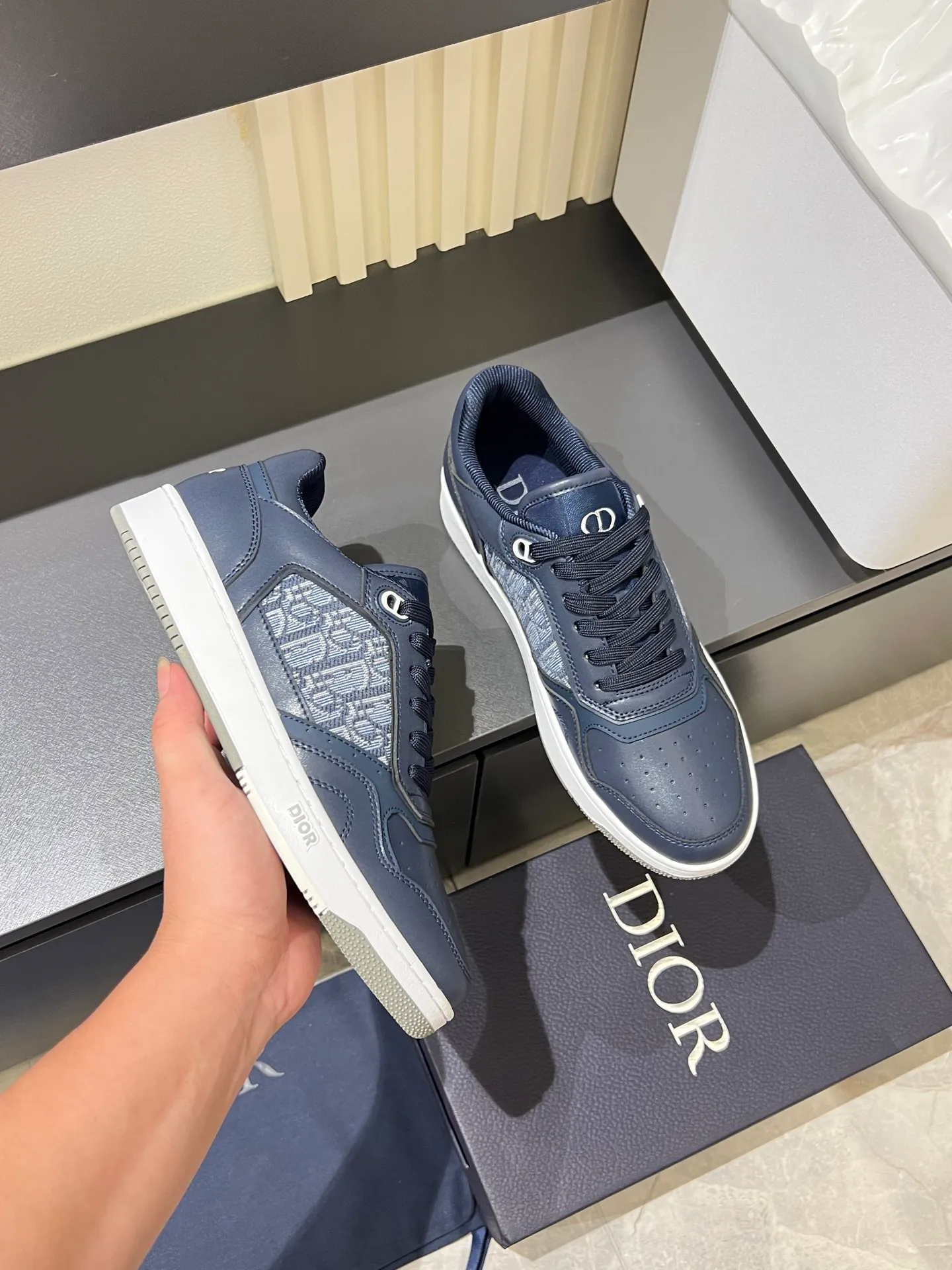 Men's shoes 💰p400 "Dio*" mid-top B27 casual sneakers. This B27 high-top sneaker is a new product in the series and continues Di*r's classic style. Crafted from gray and white smooth calf leather with beige and black Oblique print panels on the sides. The "CD Icon" shaped shoelace eyelets are clever and delicate, and the two-color rubber sole, rear collar and heel are all equipped with the brand's iconic details to enhance the style. Oblique printed straps at the ankle allow for an adjustable fit to complement the overall design. Fashionable and versatile, it can complement any look. Create an exquisite design with unique dynamic vitality and modern atmosphere, presented in low-top and high-top styles. This new must-have shoe adds a new dimension to Dior's archive heritage, embodying modern elegance. Purchase the original version and make it 1:1. If you need top quality, please come to me! Male 38-44!